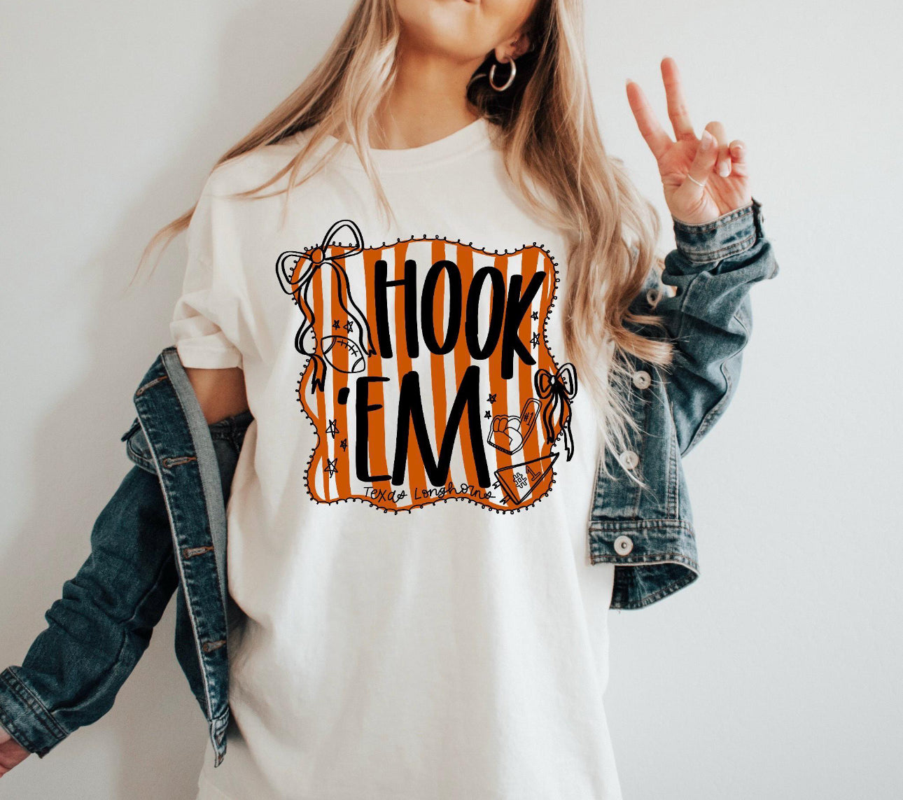 hook ‘em white tee