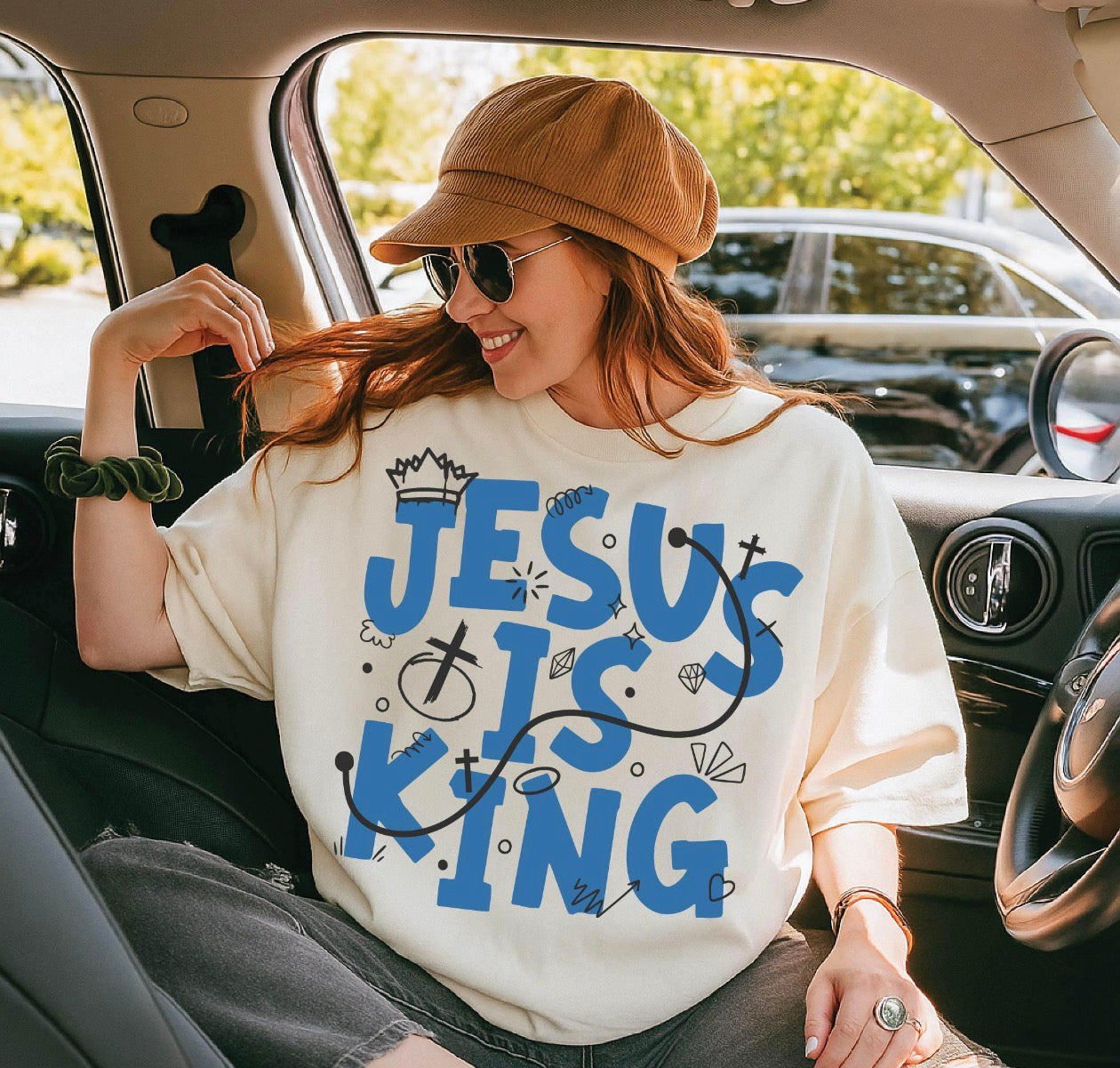 Jesus is king beige tee