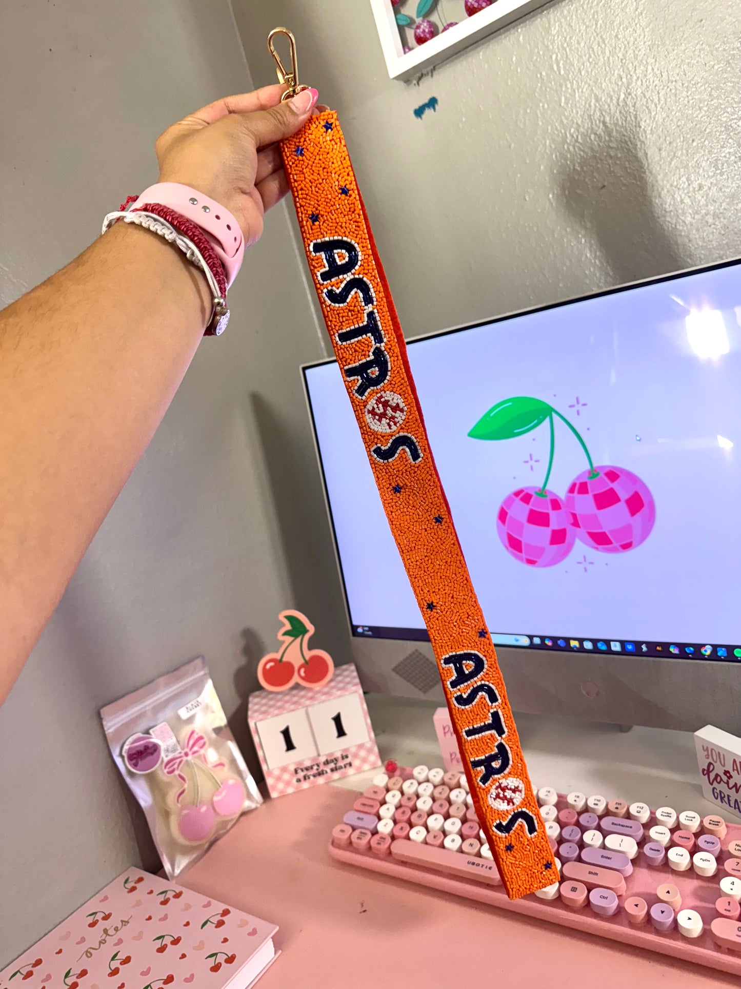 Stros’ orange bag strap